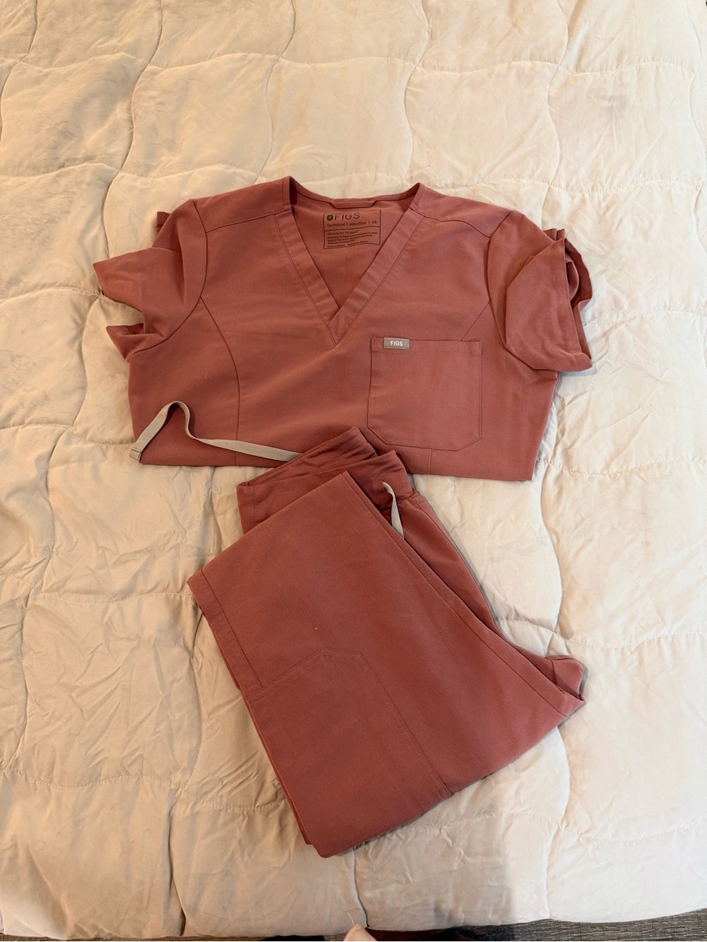Figs Women’s Mauve Scrub Top & Pants Set